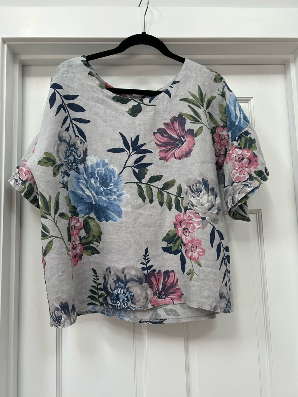 Floral Linen-Blend Boxy Top in Light Gray with Blue & Pink Blooms